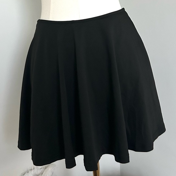 Source Unknown Dresses & Skirts - Black Circle Skater Style Skort Swaying Movement Size Large